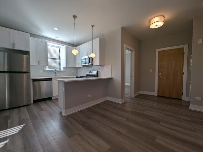 Building Photo - 3937 N Janssen Ave Unit 3 Rental