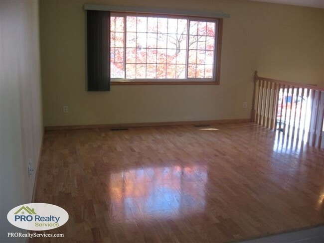 Photo - 3 Bedroom House in Maple Grove