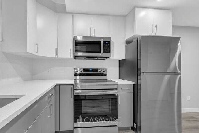 Building Photo - 9348-9154 154 St Unit Bsmt