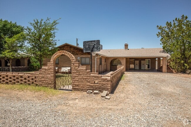 Building Photo - Spacious 3 bedroom 2 bath with Solar Panels Rental
