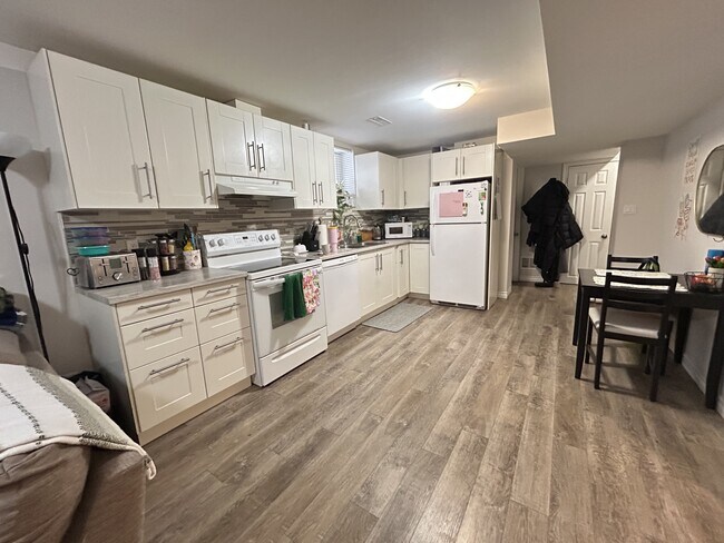 Photo - 721 Limeridge Rd E