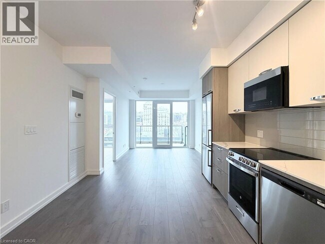 Photo - 75 James St S Unit 824