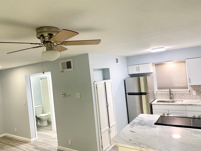 Building Photo - 500 E. Riverside Dr. Unit #122