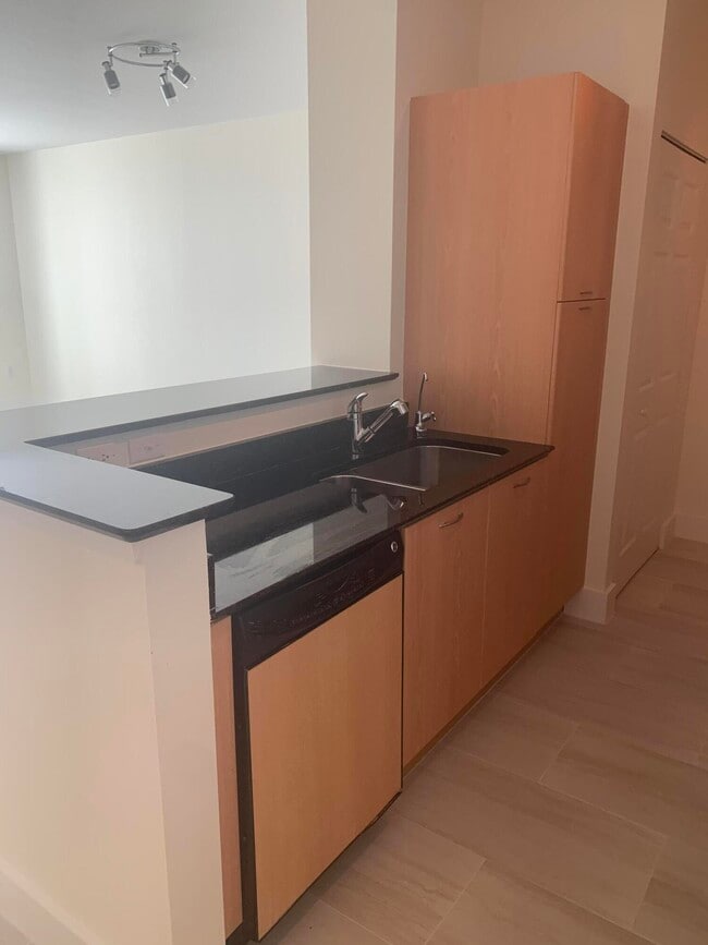 Photo - 100 NE 6th St Unidad 204