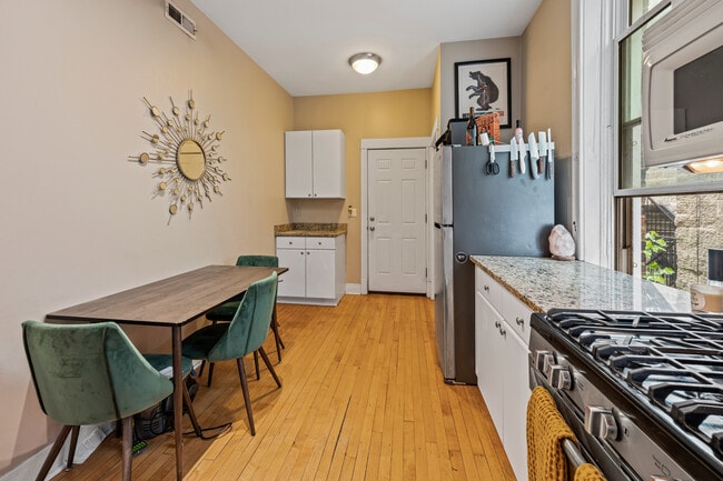 Photo - 2335 N Oakley Ave Unidad 2