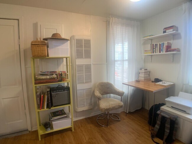 Photo - 302 E 30th St Unidad C