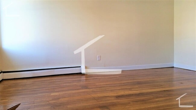 Building Photo - Spacious 6-Bedroom Single-Family in Bright...