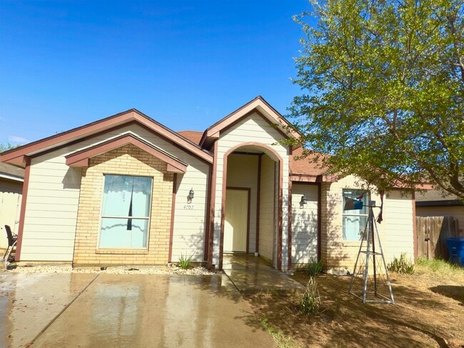 Building Photo - 4707 Los Laureles Ln Rental