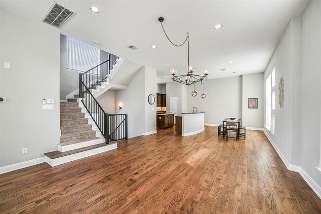 Photo - 904 Roy St