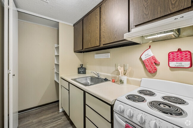 1BR, 1BA - 576SF - Kitchen