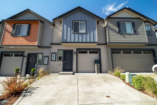 Building Photo - Newer Gorgeous 3 bedroom 2.5 bathroom 2 car garage Town Home *$500 Move-in Special- Skyview High ...