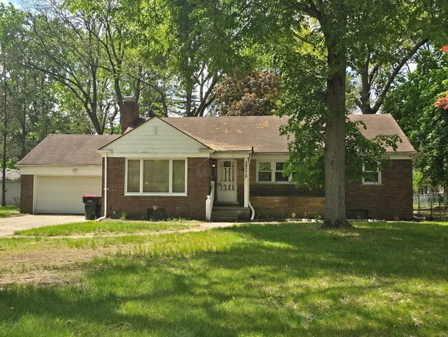 Building Photo - 22419 Fairway Dr