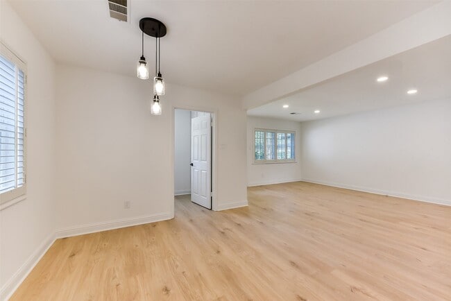 Photo - 5946 Valkeith Dr