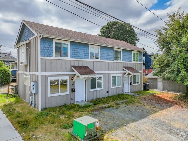 Building Photo - Spacious 2-Bedroom Duplex Near Tacoma Mall... Rental