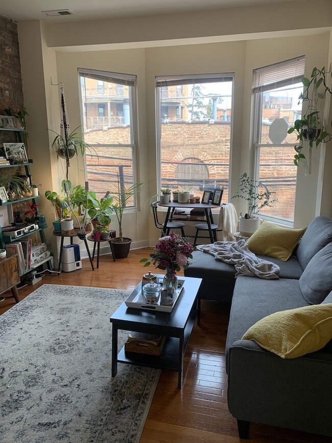 Building Photo - 850 W Fletcher St Unit 2R