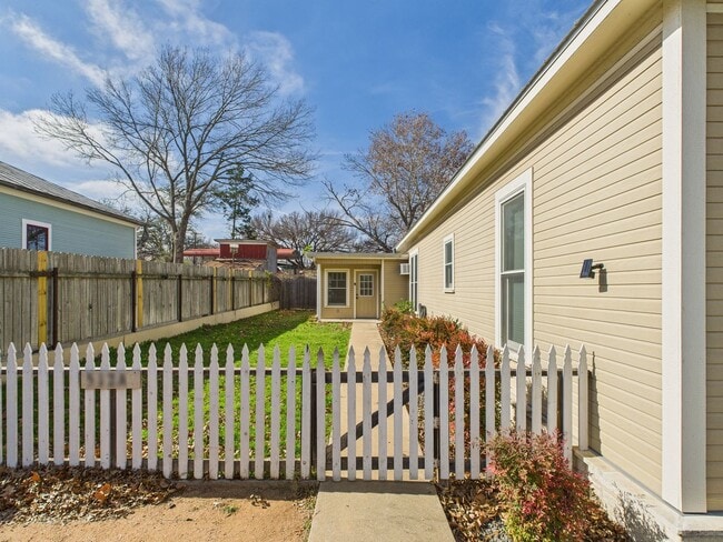 Building Photo - 512 Kraupahen St Unit A