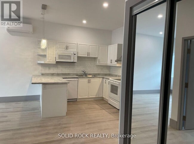 Photo - 48 King St E