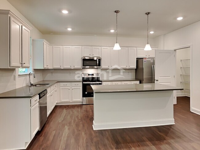 Photo - 669 Carnaby Ln