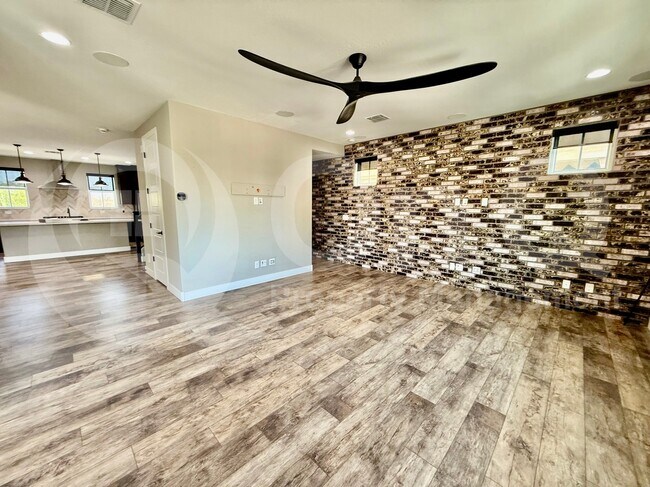 Photo - 687 W Flintlock Way