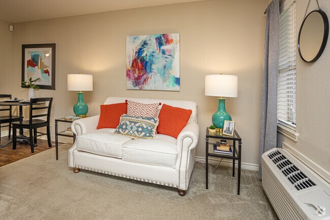 Studio, 1BA - 380SF