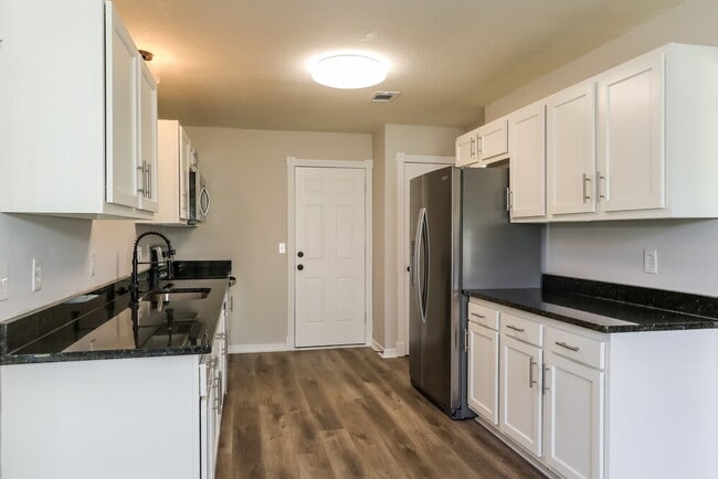 Photo - 818 Elmwood St