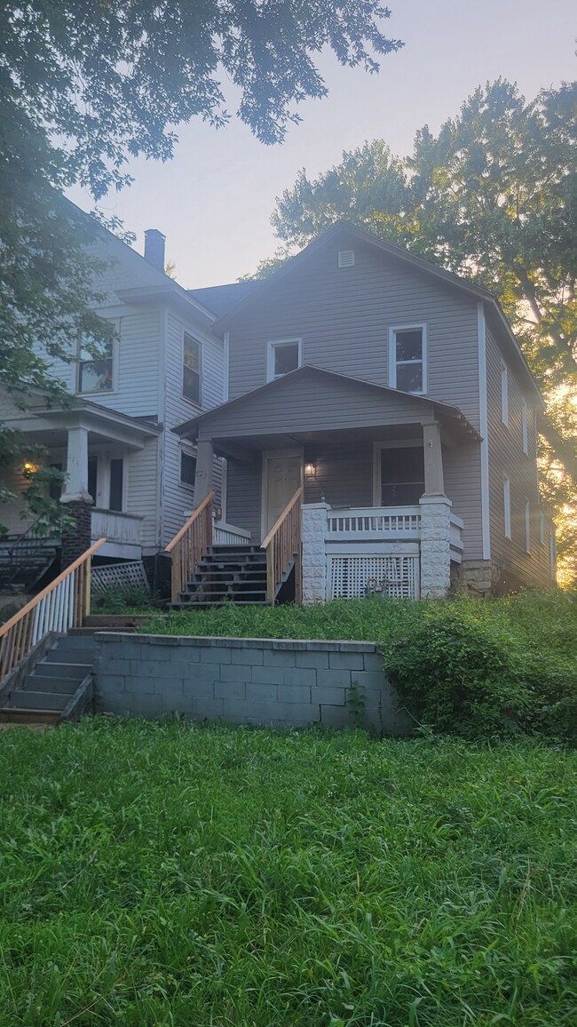 Building Photo - 223 SW Harrison St Rental