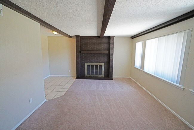 1BR, 1BA - 752SF - Classic Living Room and Dining Room