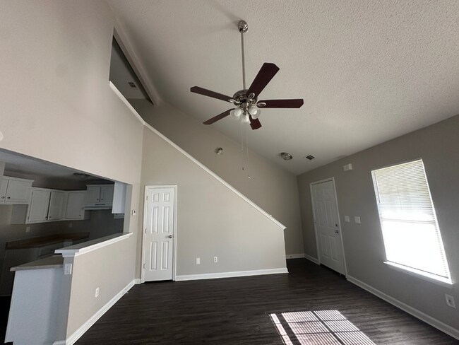 Charming 3BR/2.5BA Bartlett Area Home | Hardwood Floors Throughout, High Ceilings & Fireplace