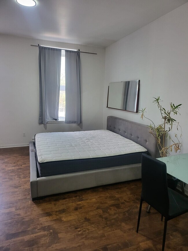 Building Photo - 4298 Boul Saint Laurent