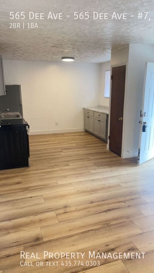 Building Photo - 565 Dee Ave Unit #7, #1-12