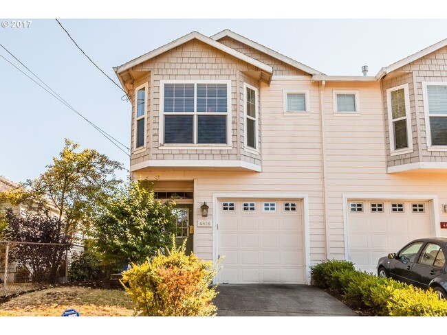 Building Photo - Lovely Townhouse with 2 Bedroom 1.5 Bathro...