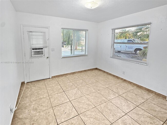 Photo - 1834 Harding St Unidad 1