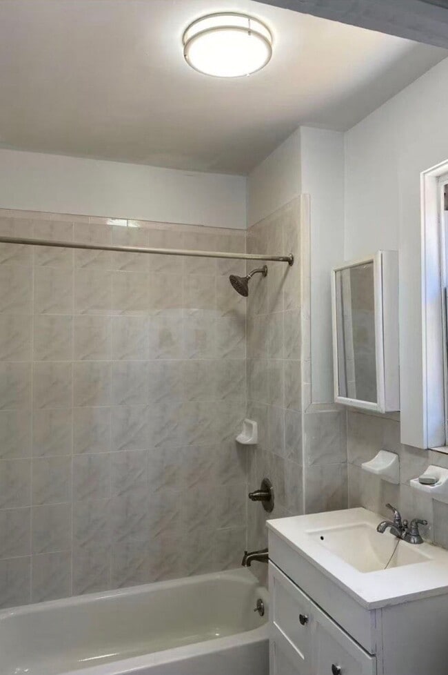 Photo - 22-18 124th St