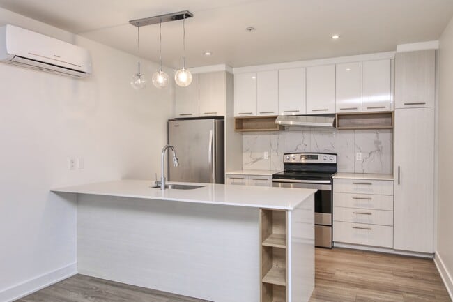 Building Photo - 9675 Av. Papineau Unit 13