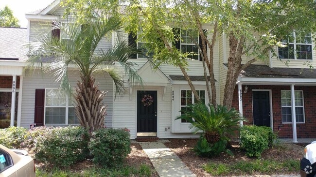 Building Photo - Available July 1st. Oak Bluff Townhome N C...