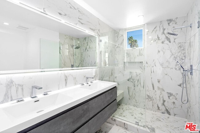 Photo - 1232 1/2 N Sycamore Ave