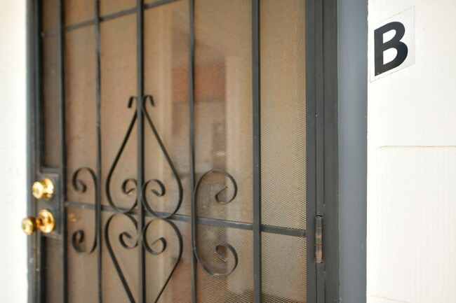 Building Photo - 1p705 - 2721 CA Street Unit B