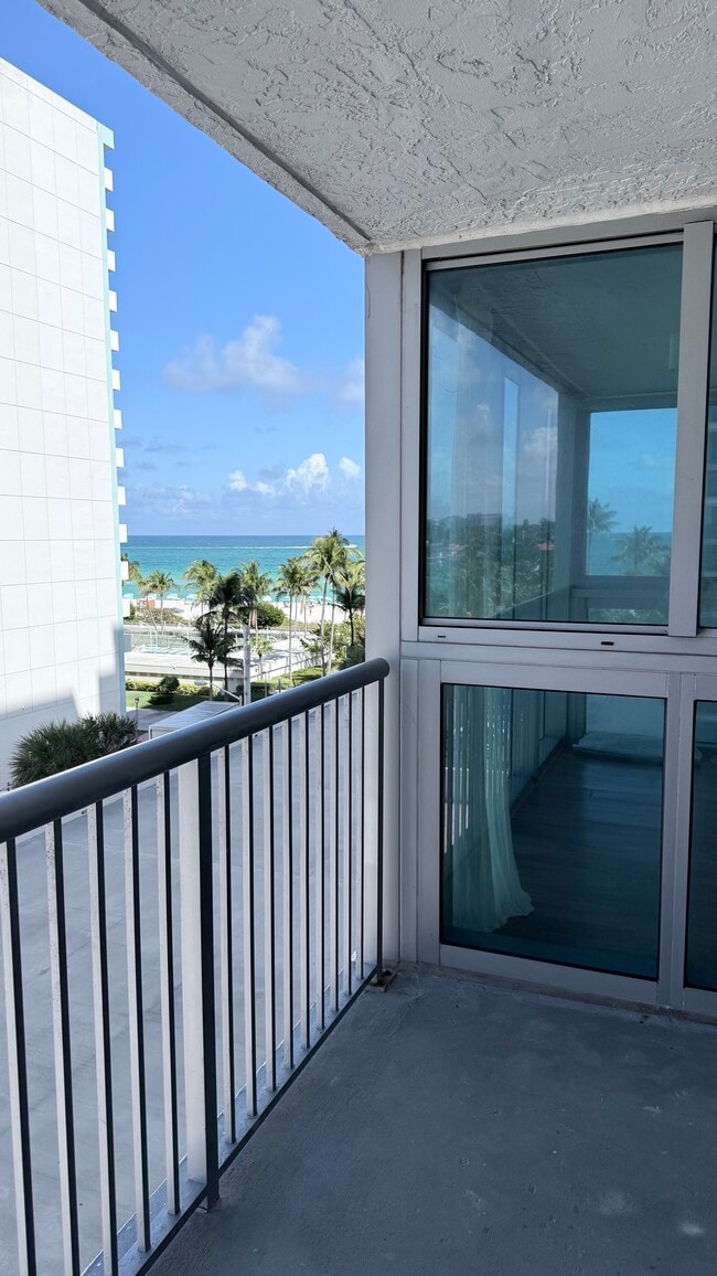 Building Photo - 2655 Collins Ave Unit 703