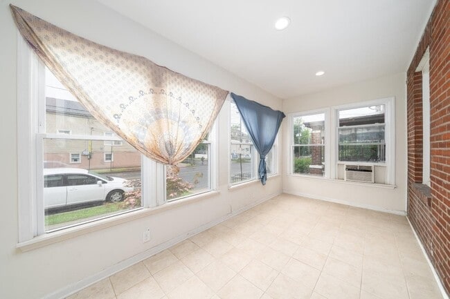 Photo - 351 Somerset St