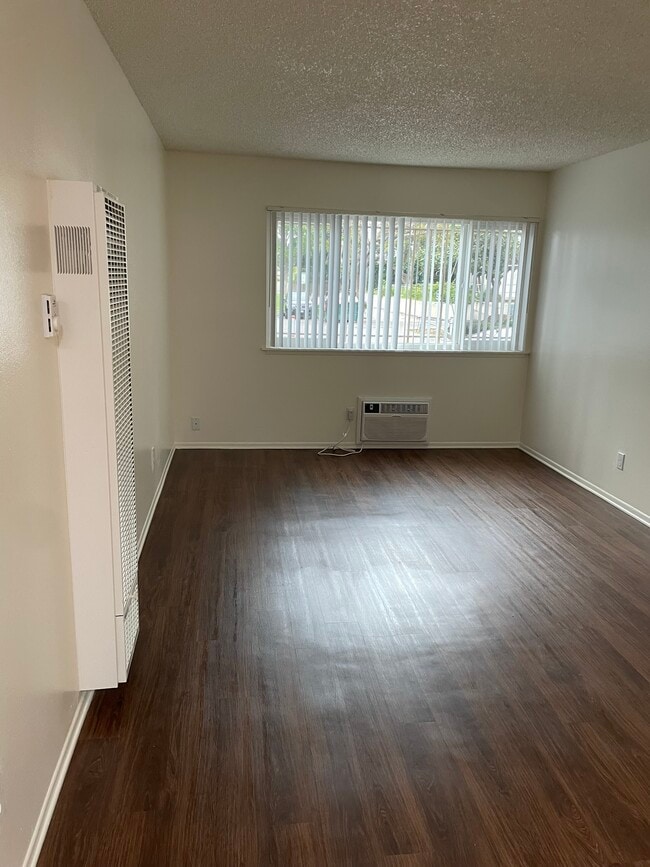 Unit 103 Living Room - La Villa Mesa