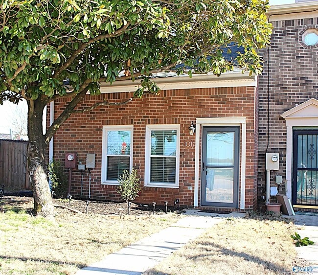 Building Photo - 101 Cresent Circle