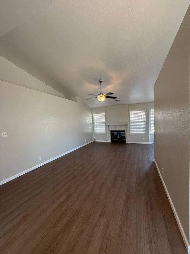 Photo - 945 La Dawna St