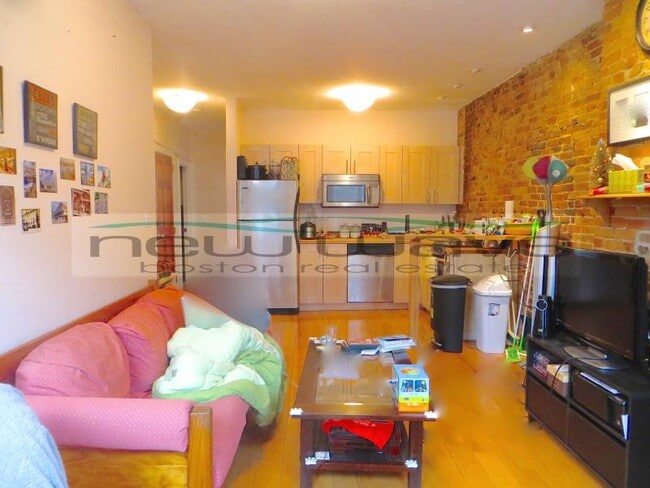 Building Photo - 206 Northampton St Unit 3