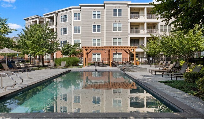 Mejore su día a día con una variedad de comodidades que incluyen una piscina al aire libre. - The Chase at Overlook Ridge