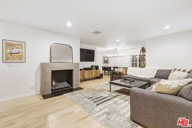 Photo - 5208 Woodman Ave