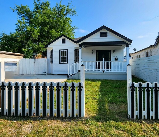 Building Photo - 4114 N Robertson St