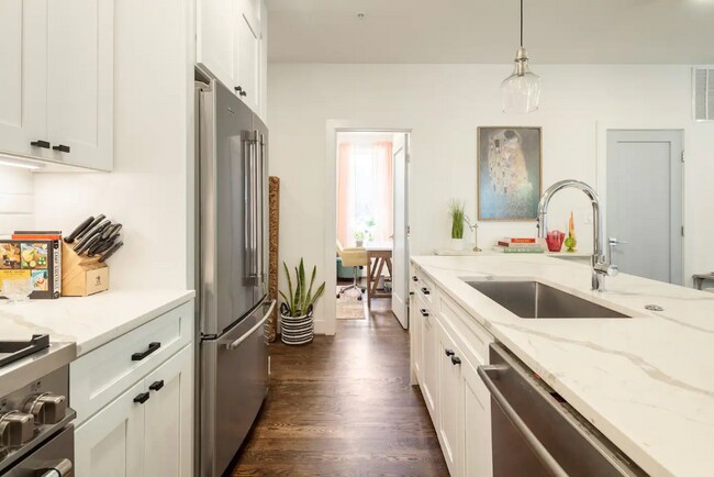 Photo - 1006 Monroe St NW Unidad Bright 3.5BR  3.5 BA