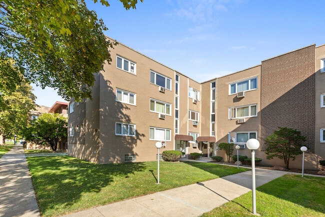 Building Photo - 8121 S King Dr Unit B2