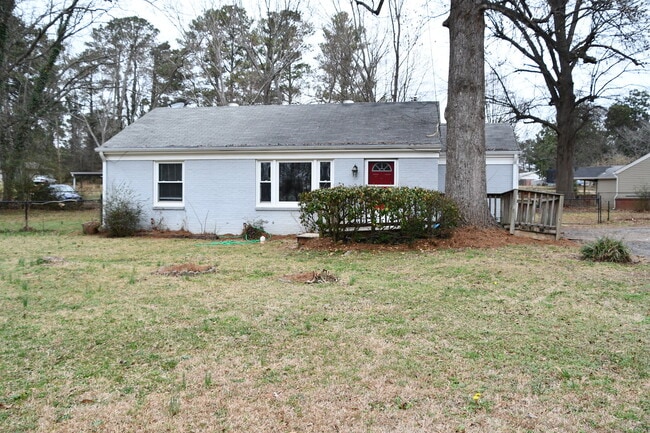 Building Photo - Great location! 2 bedroom 1 bath with a bo... Rental