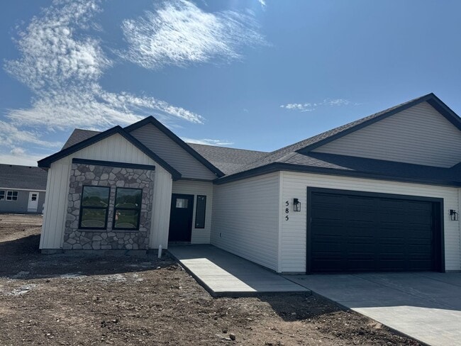 Building Photo - TWIN HOME FOR RENT IN SUGAR CITY - 3 BEDROOMS 2 FULL BATHROOMS